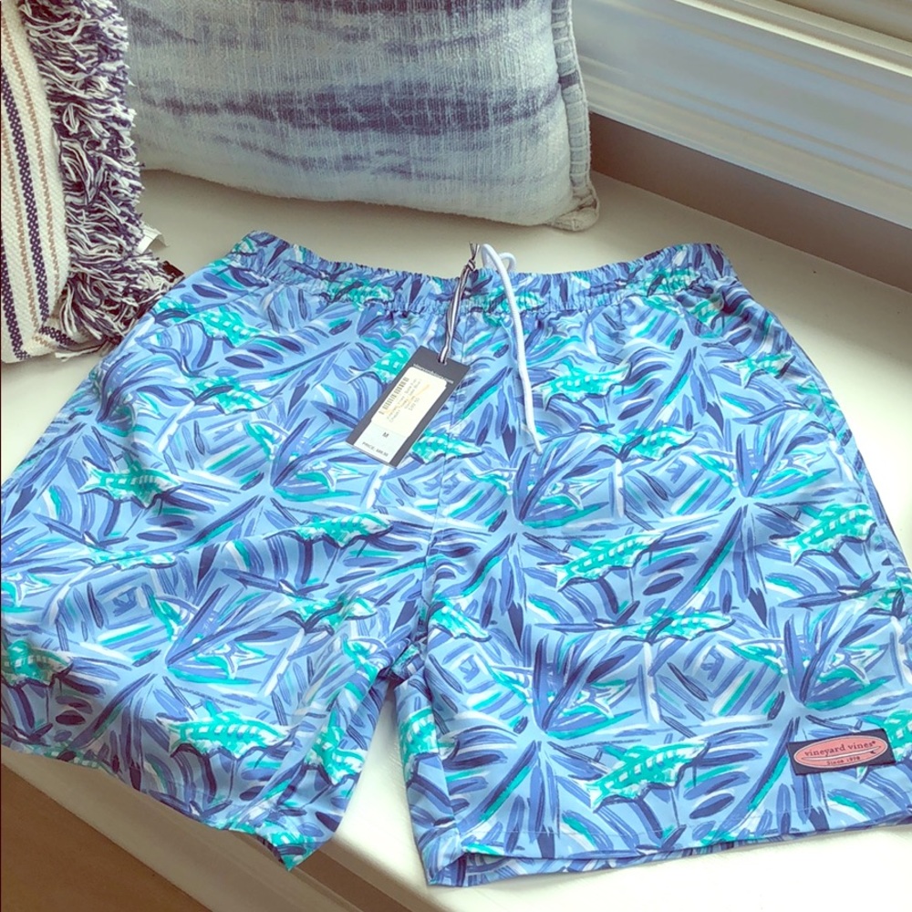 Men’s size medium Vineyard Vines Chappy trunks NWT